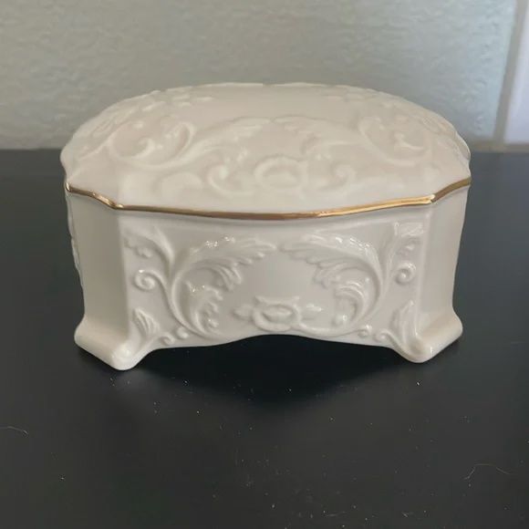lenox  ivory / gold music box