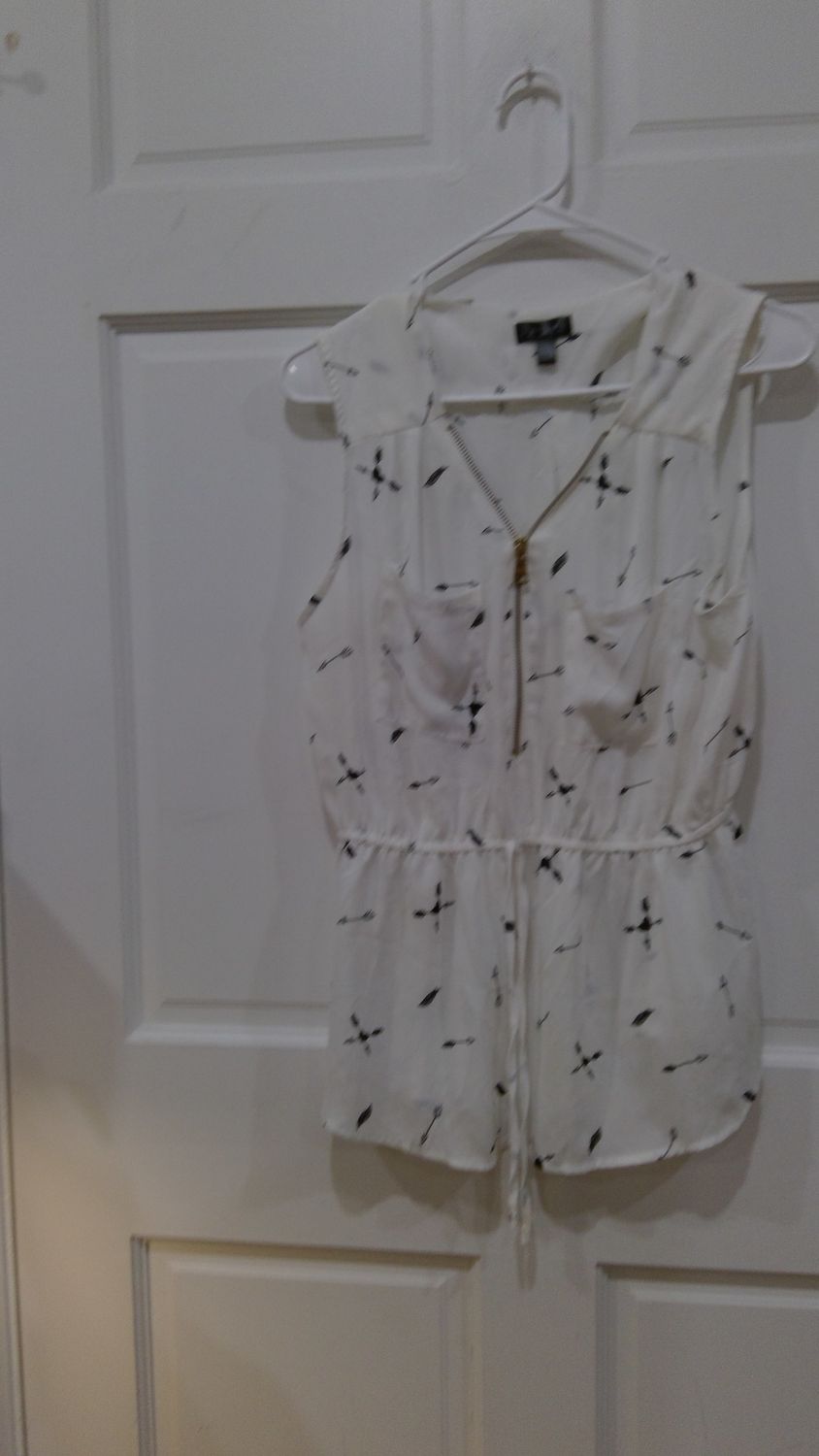 J For Justify Sleeveless White Blouse With  A Black Arrow Feather Pattern Size  l