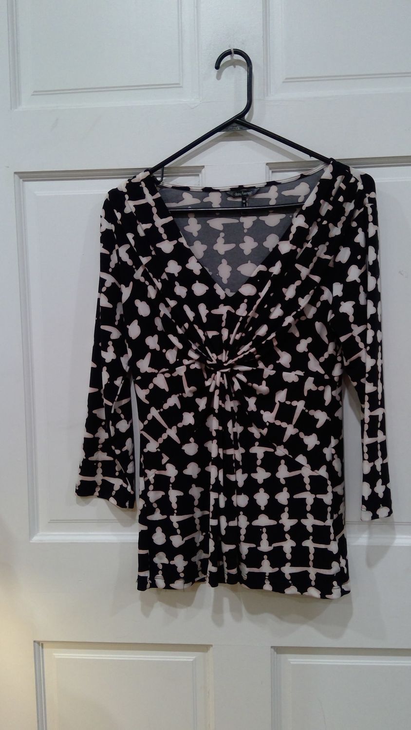 Daisy Fuentes Front Knot Top In A Black And White Geometric Pattern Size m