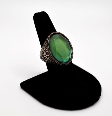 Sliver Tone Ring With Green Faceted Stone Size 7 1/2