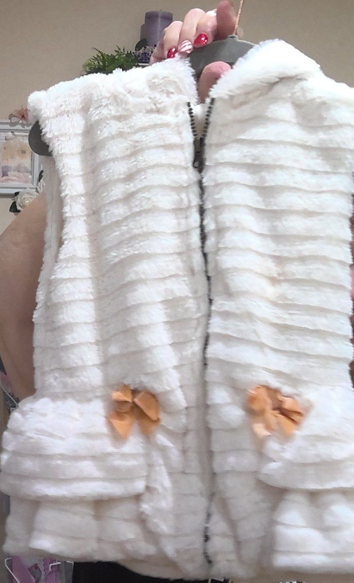 White  little Lass Fur Vest size 6 with bows