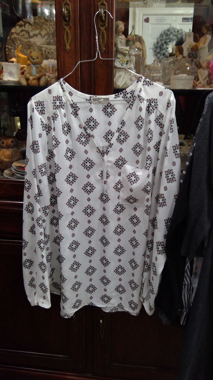 Pleione White Medallion Print V-Neck Long Sleeve Blouse NWT Size XL