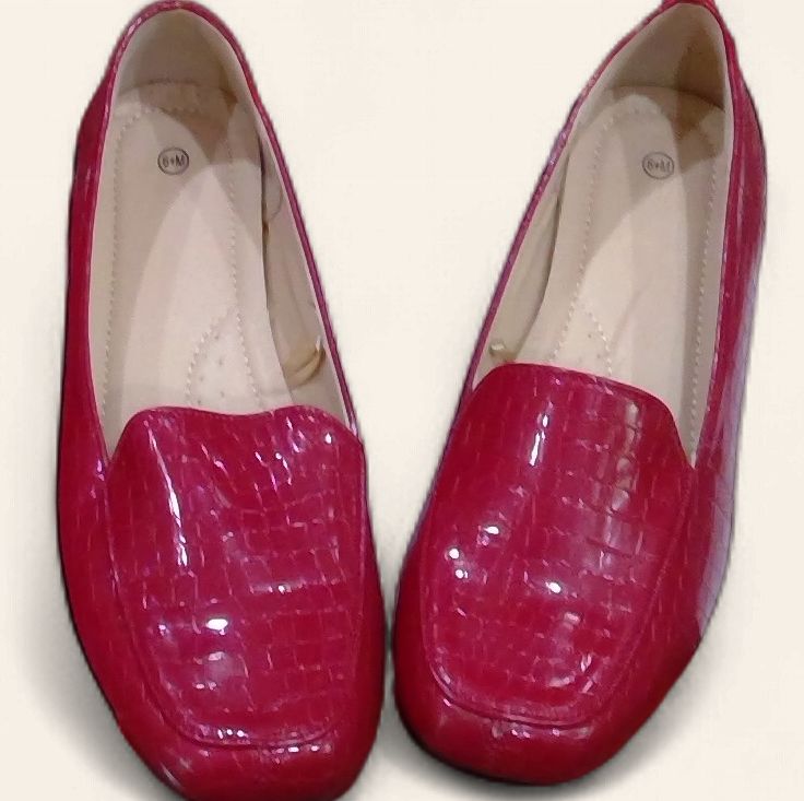 Red Crocodile Effect Leather 6 1/2 M Red Crocodile Effect Leather 6 1/2 M