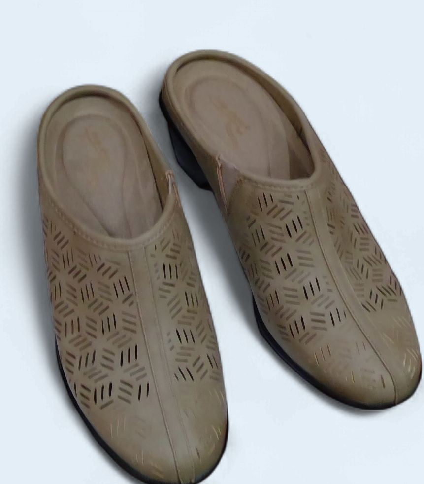 Easy Street Caitlyn Taupe Slipon Geometric Size 6 1/2 m Easy Street Caitlyn Taupe Slipon Geometric Size 6 1/2 m