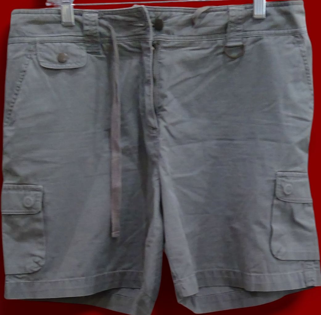 Jones New York Green Shorts With TIES Size 12 Jones New York Green Shorts With TIES Size 12