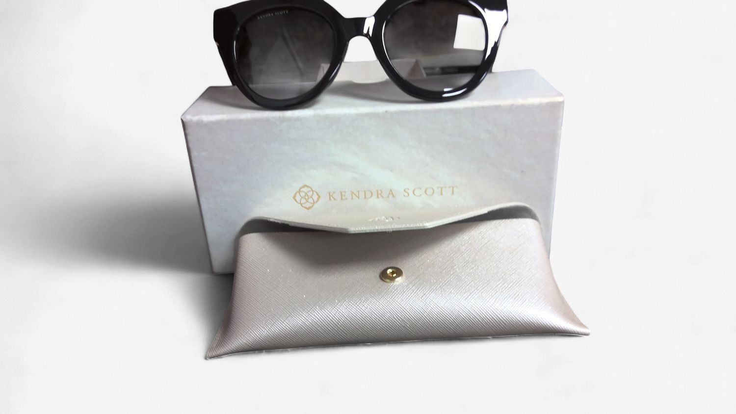 Kandra Scott Black Sunglasses with case Kandra Scott Black Sunglasses with case