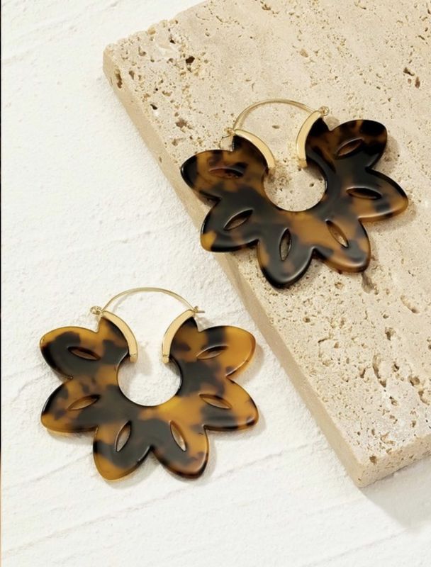 Queen Sariah Animal Print Flower Shape Acetate Tortoise Earrings w/ Shiny Gold Plating