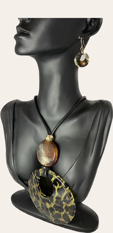 Queen Jay Animal Print and Brown Stone Pendant Necklace and Earrings