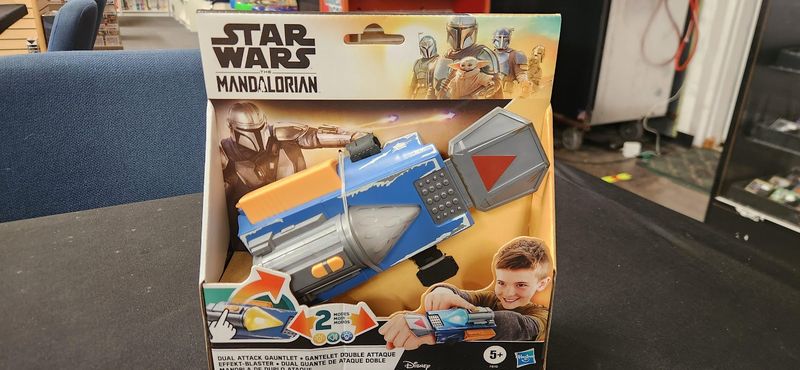 Star Wars: The Mandalorian Dual Attack Gauntlet