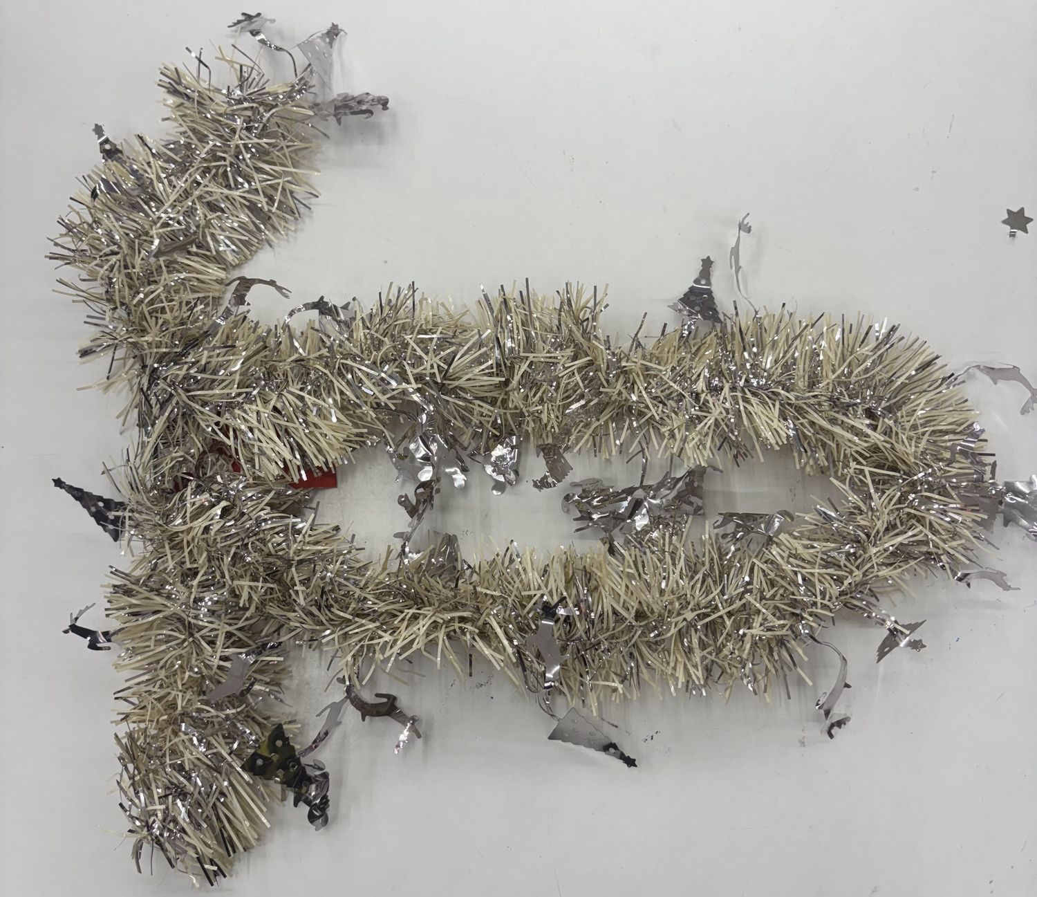 Cream &amp; White Christmas Garland with Christmas Tree