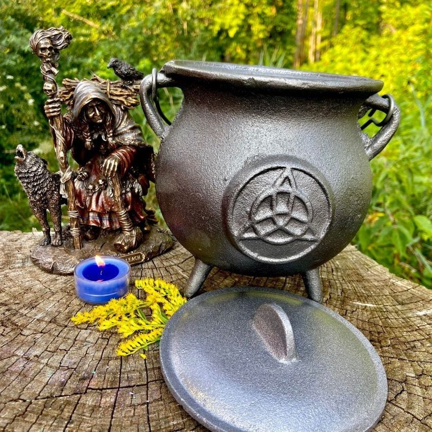 Large Cauldron (7&quot;) Triquetra