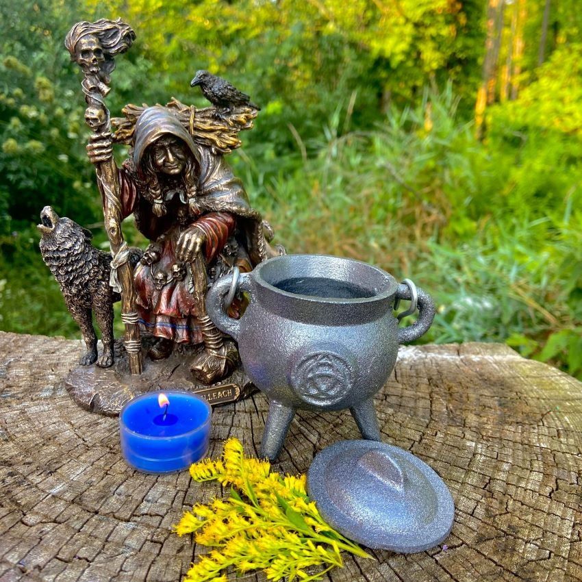 Small Cauldron (3.5&quot;) Triquetra