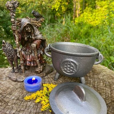 Medium Cauldron (4.5&quot;) Triquetra