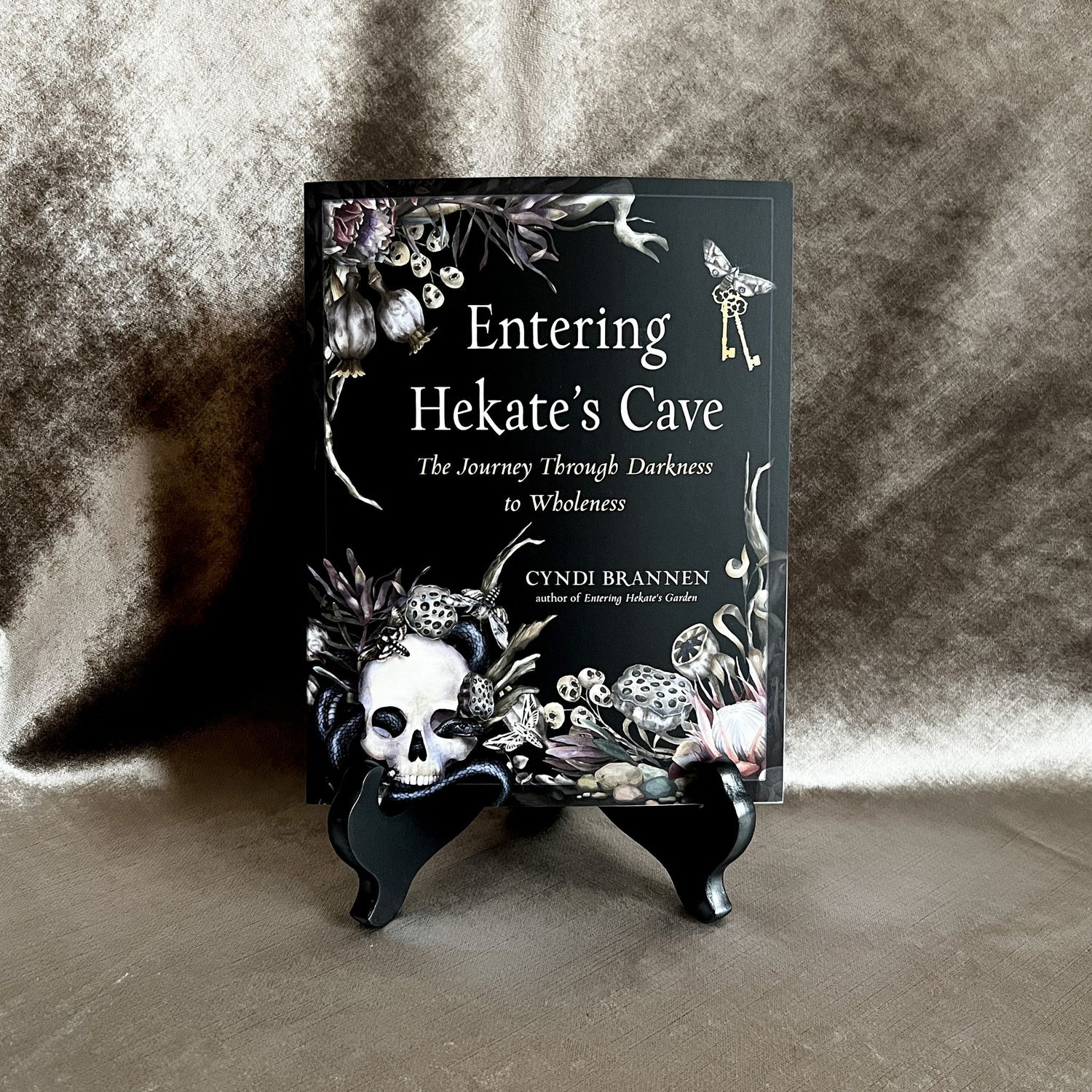 Entering Hekate&#39;s Cave: The Journey Through Darkness to Wholeness