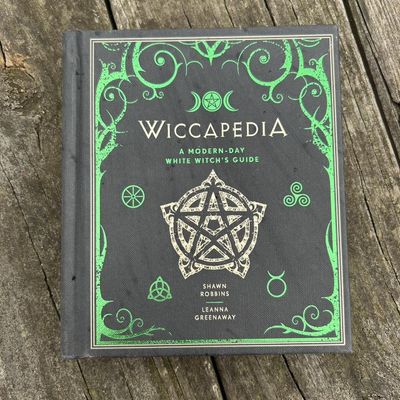Wiccapedia: A Modern-Day White Witch&#39;s Guide