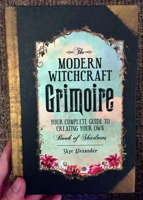 MODERN WITCHCRAFT GRIMOIRE: Your Complete Guide To Creating Your Own Book Of Shadows (H)