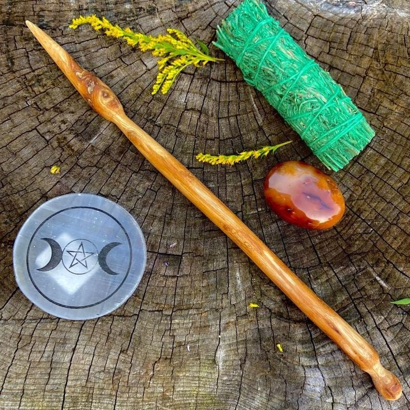 Luna Ignis Oak wand Sulis