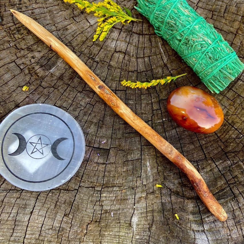 Luna Ignis Oak wand Lugh