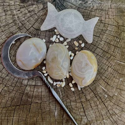 Banded Agate Palm Stone