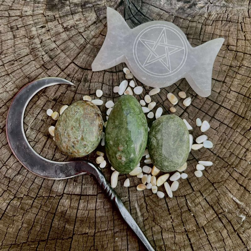 Chrysoprase Palm Stone