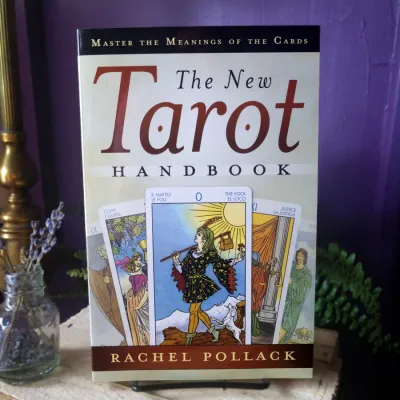 THE NEW TAROT HANDBOOK: Master The Meanings Of The Cards