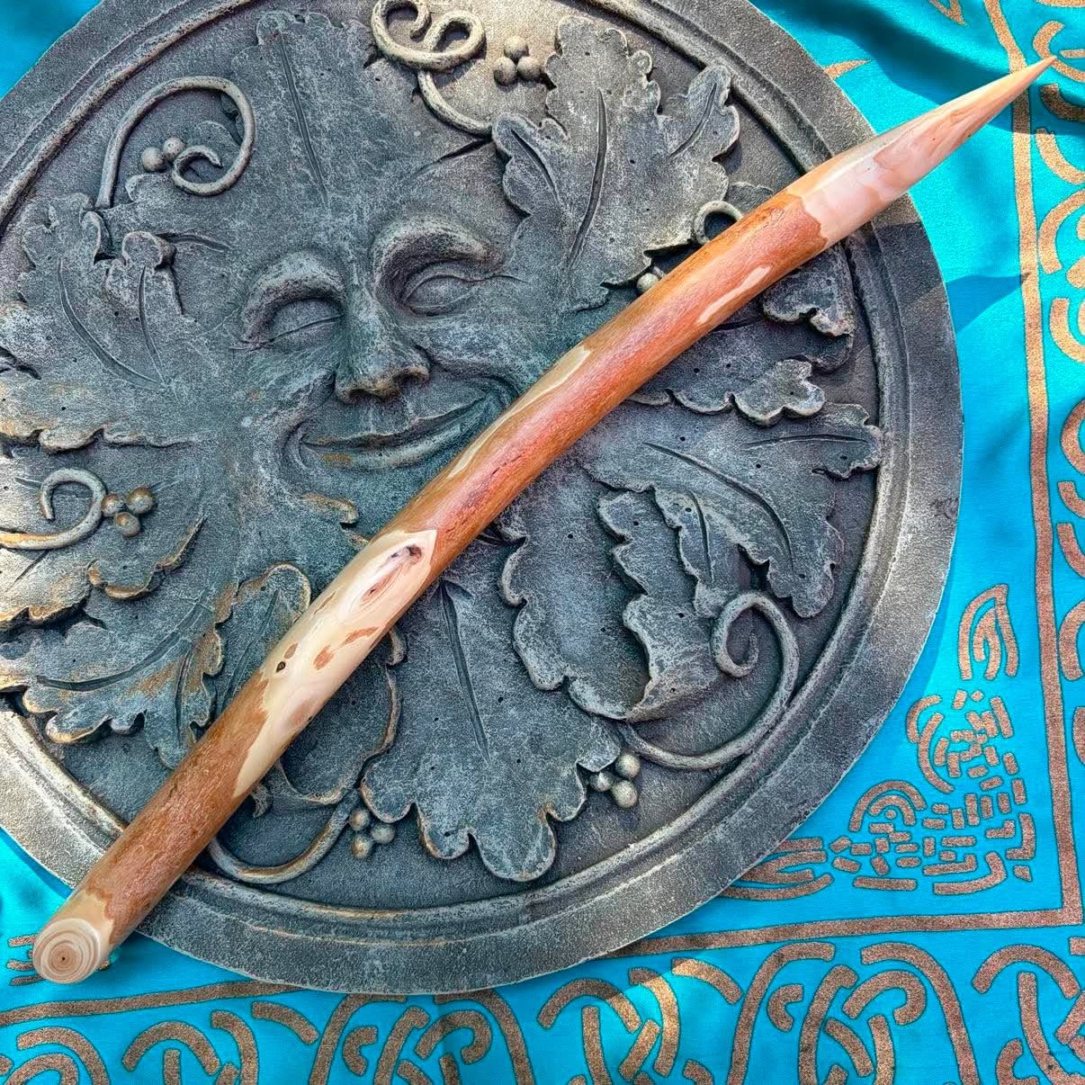 Luna Ignis English Graveyard Yew Wand Morgana