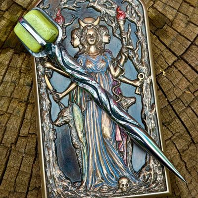 Crystal Burin With Serpentine Rippled Vine Twist