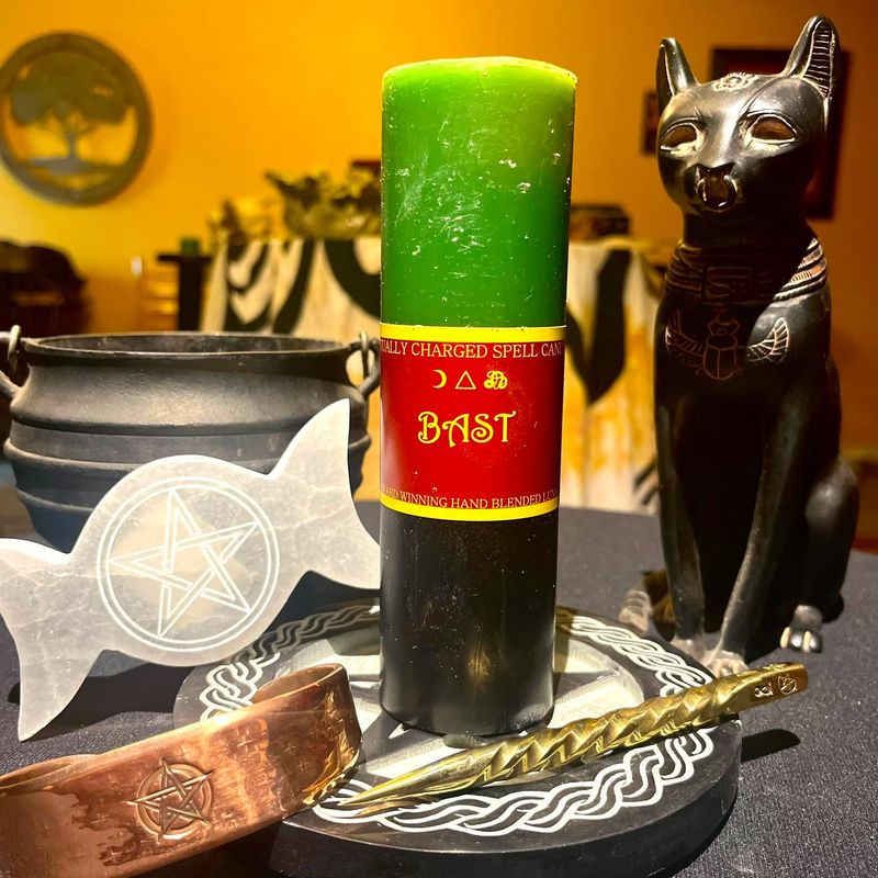 Luna Ignis Pillar Candle Bast