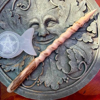 Luna Ignis English Hazel Wand Alaunus