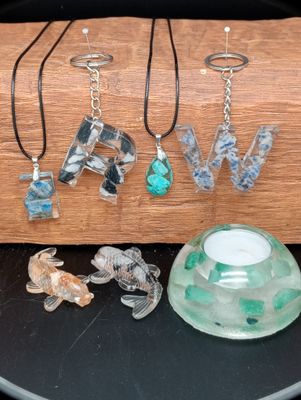 Edelstenen en mineralen in epoxy hars