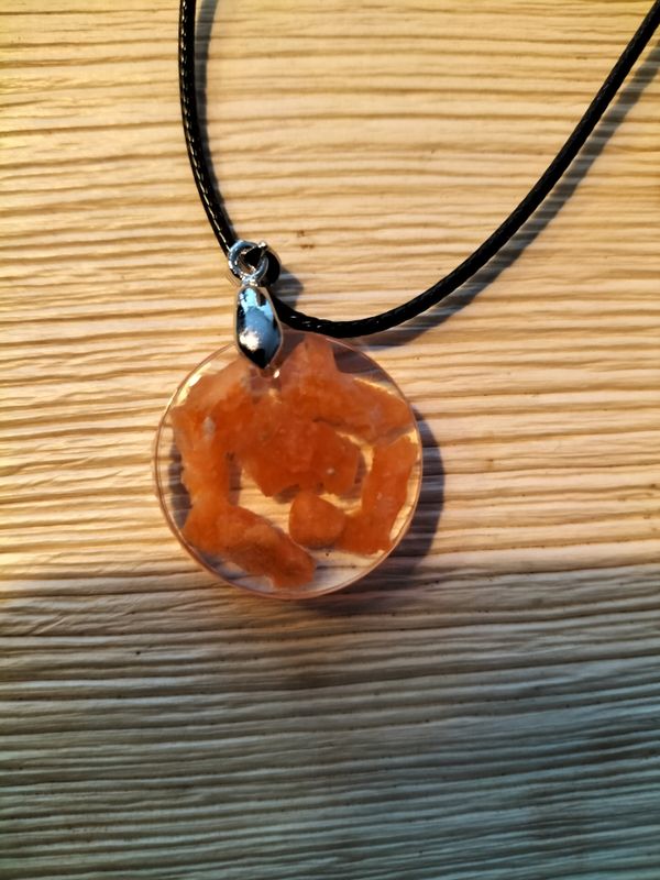 Hanger met koord Oranje Calciet