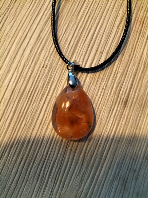 Hanger met koord Oranje Calciet