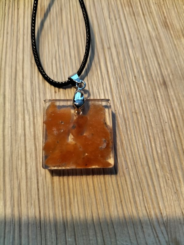 Hanger met koord Oranje Calciet