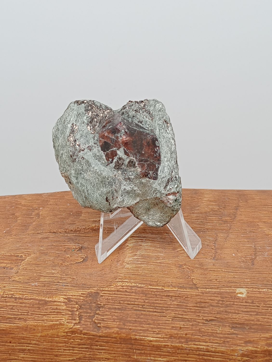 Almandien Granaat in Schist