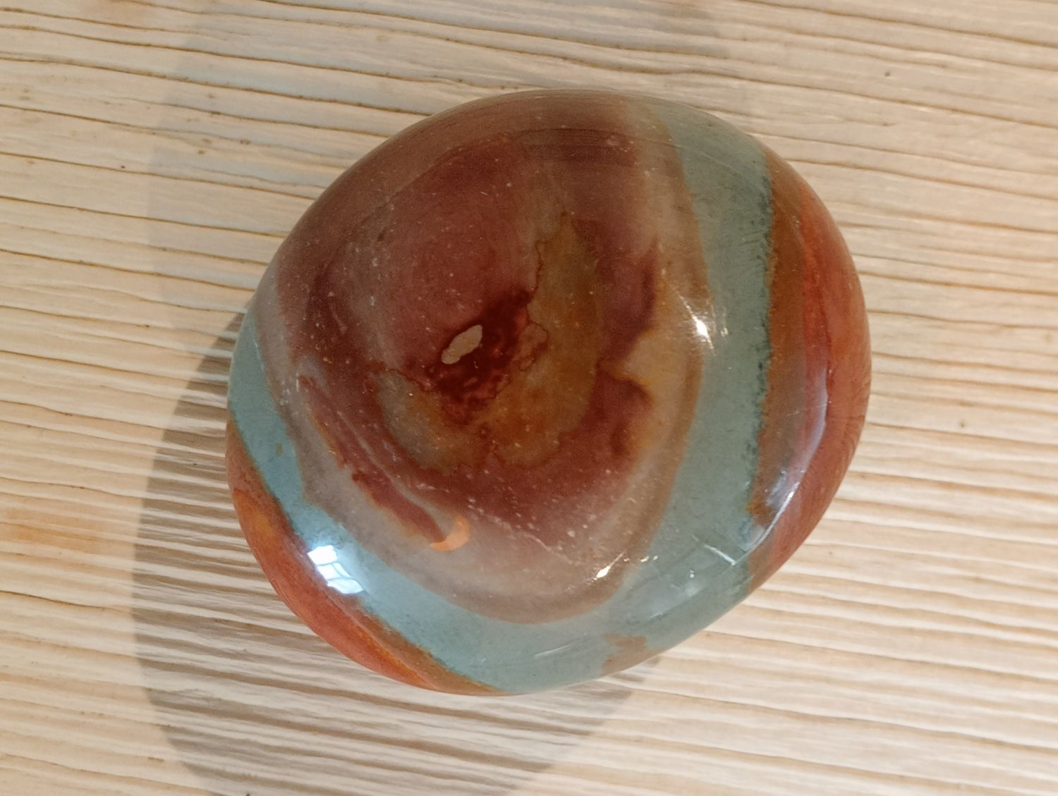 Polychroom Jaspis Handsteen