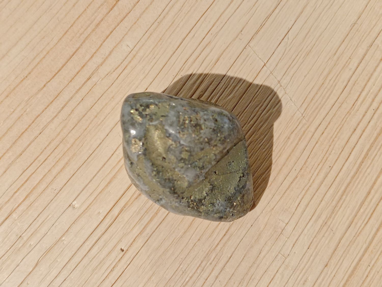 Pyriet met kwarts Trommelsteen