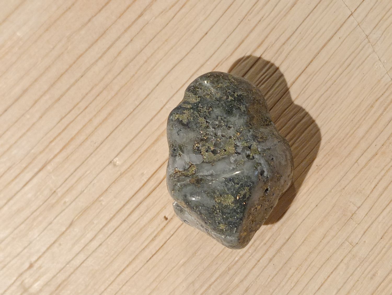 Pyriet met kwarts Trommelsteen