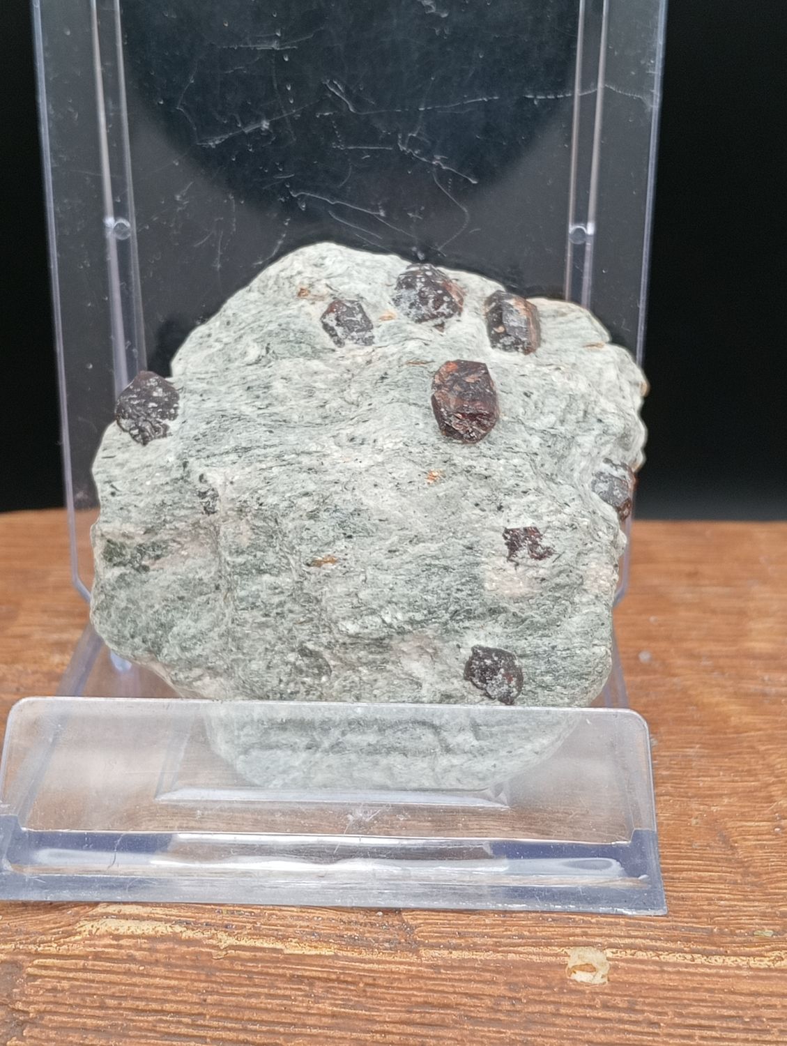 Almandien Granaat in Schist