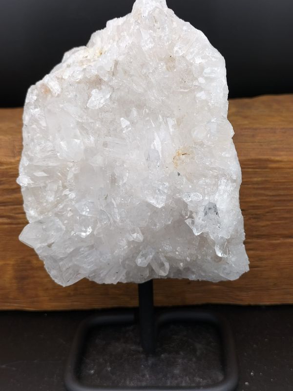 Bergkristalcluster op standaard