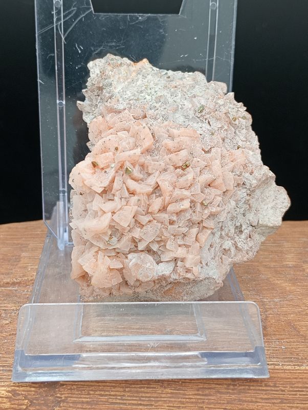 Roze Dolomiet met Pyriet 