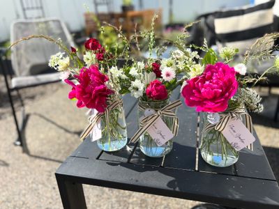 Local flowers: Seasonal bouquet in 32oz mason jar
