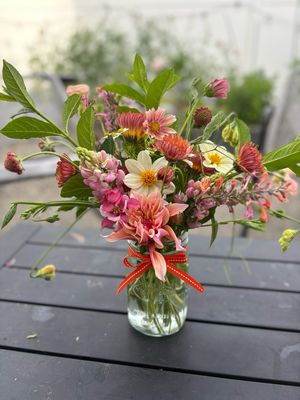 Small bouquet in 32oz Mason Jar
