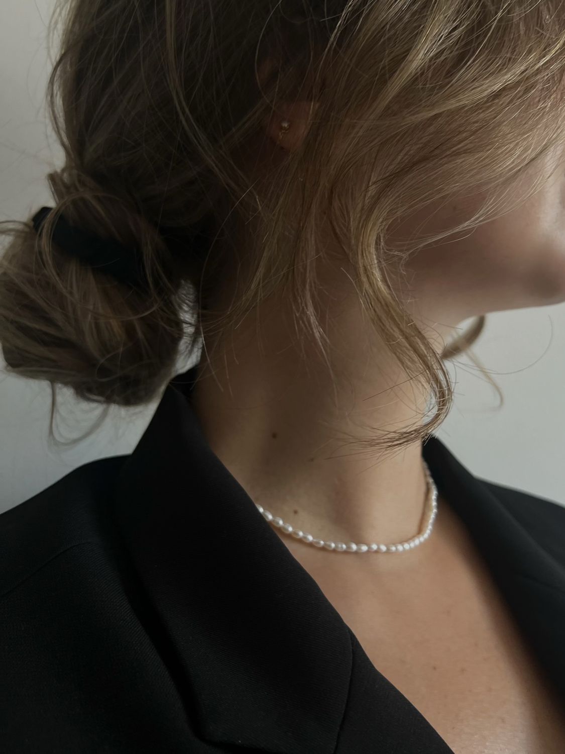 minimalist pearl necklace