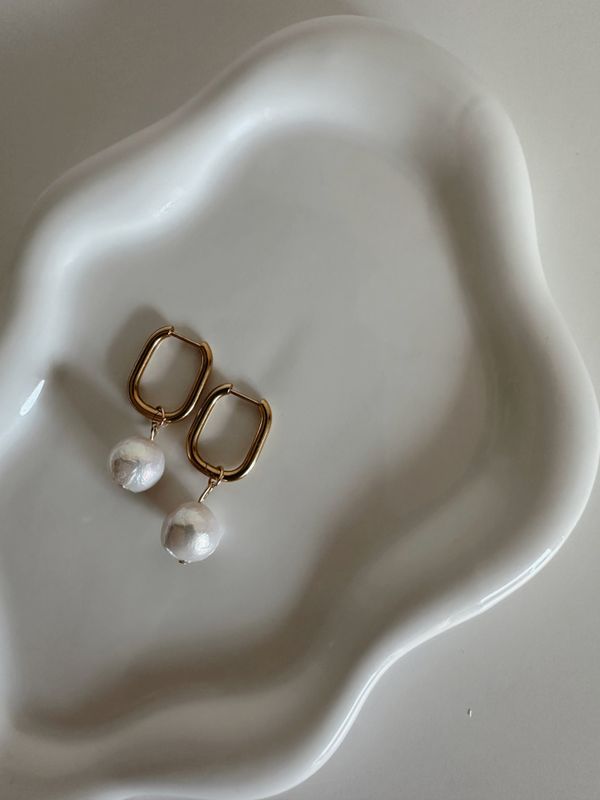 u-shape pearl earrings