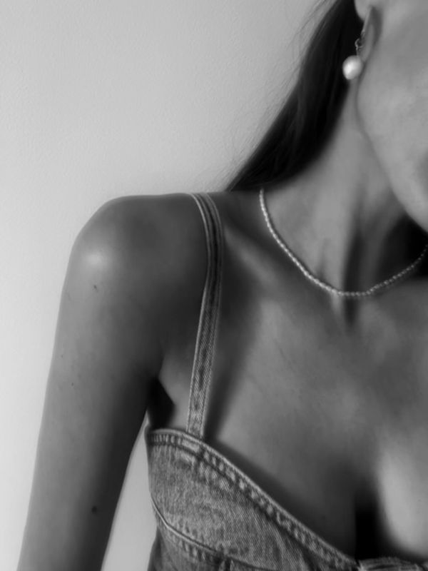 minimalist pearl necklace