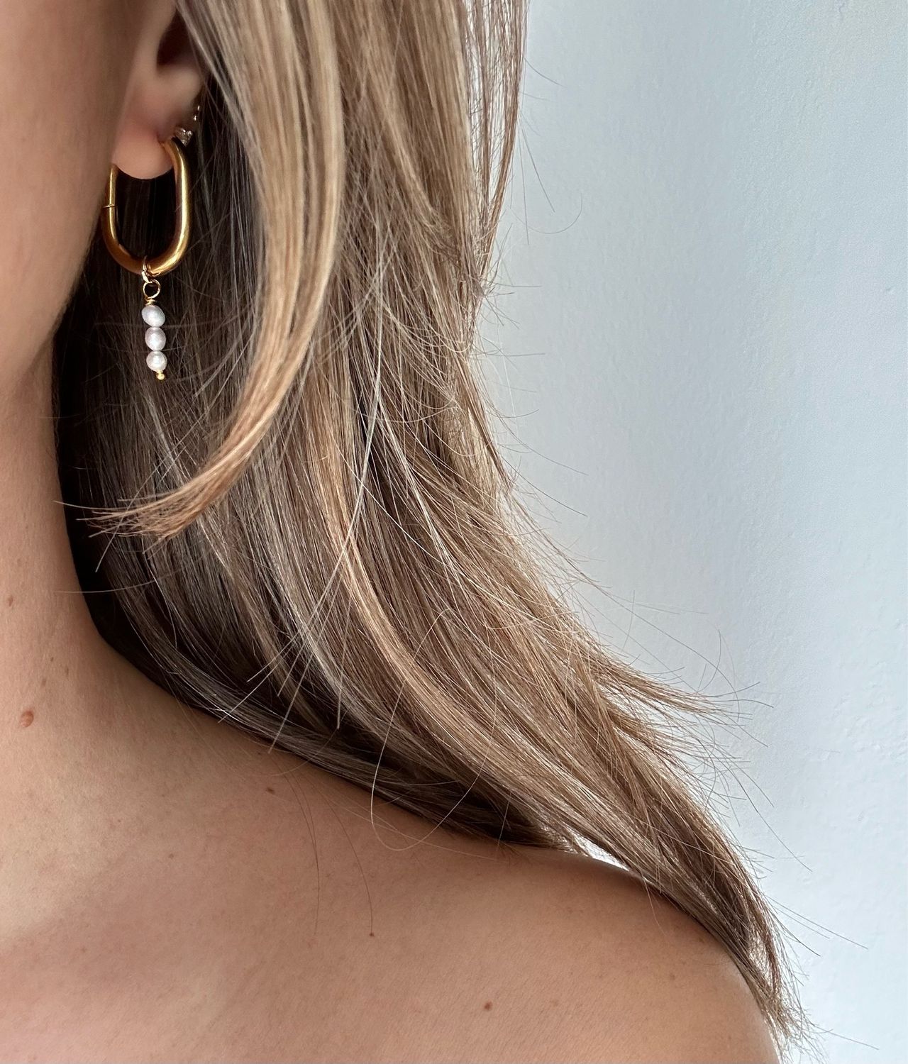 trix u-shape pearl earrings