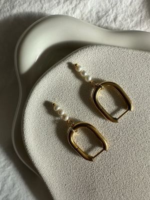 trix u-shape pearl earrings