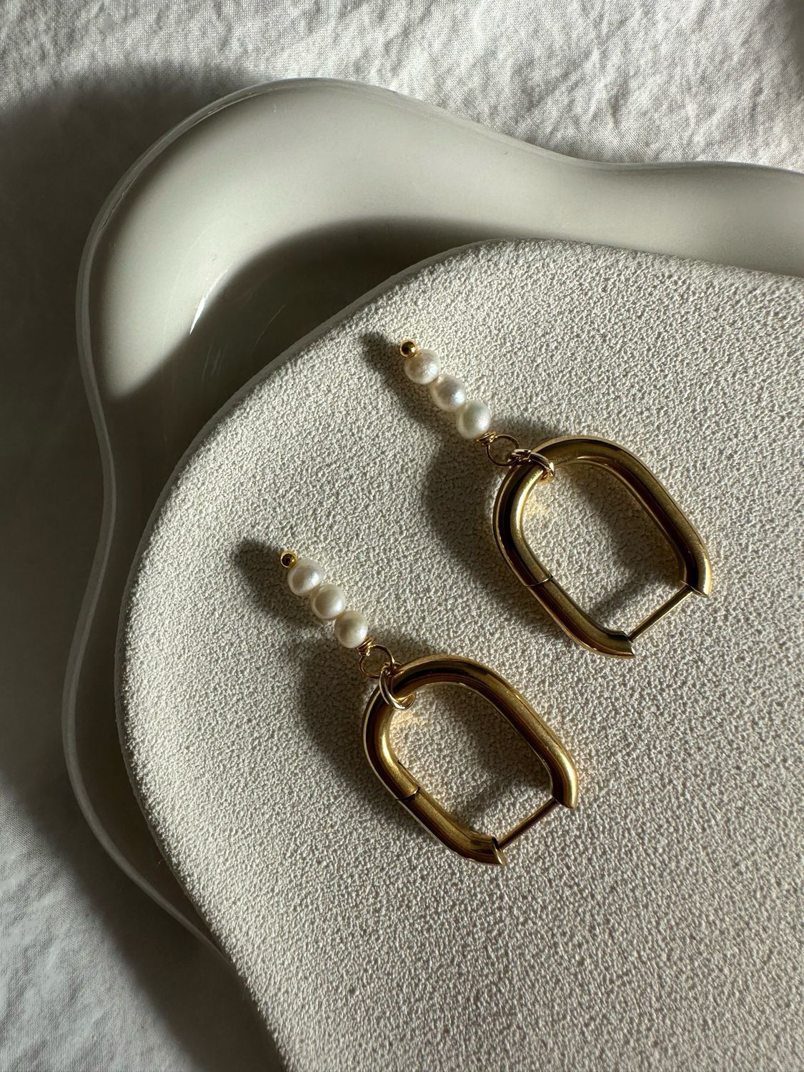 trix u-shape pearl earrings