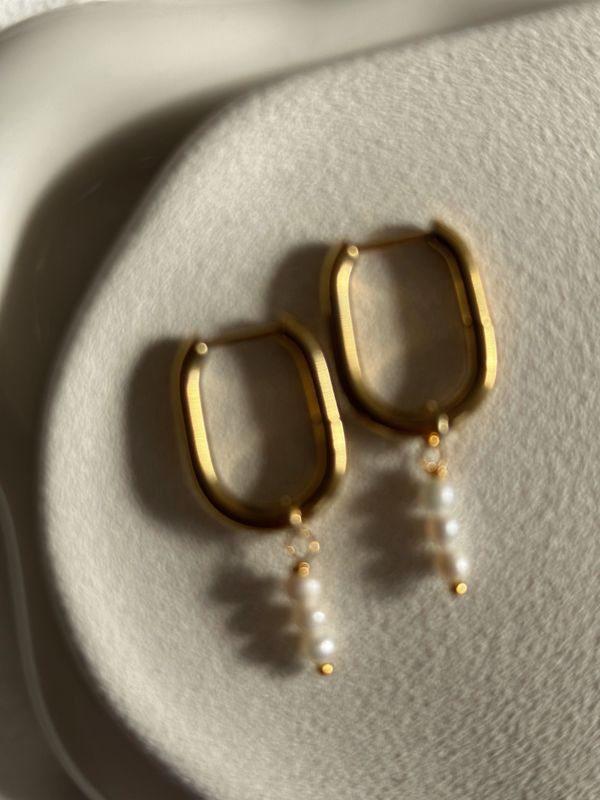 trix u-shape pearl earrings