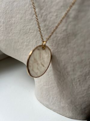atelier | moon ogrlica s privjeskom od biserne školjke